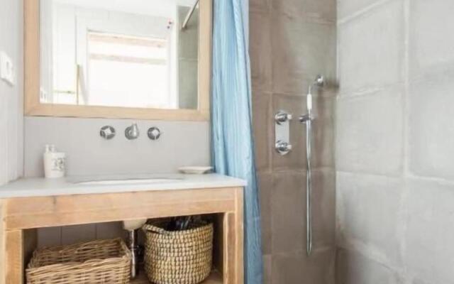 The Beach House - Studios & Suites