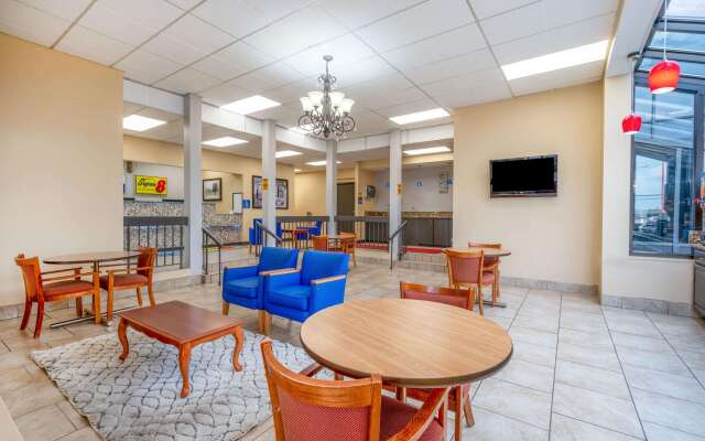 Super 8 by Wyndham Perrysburg/Toledo