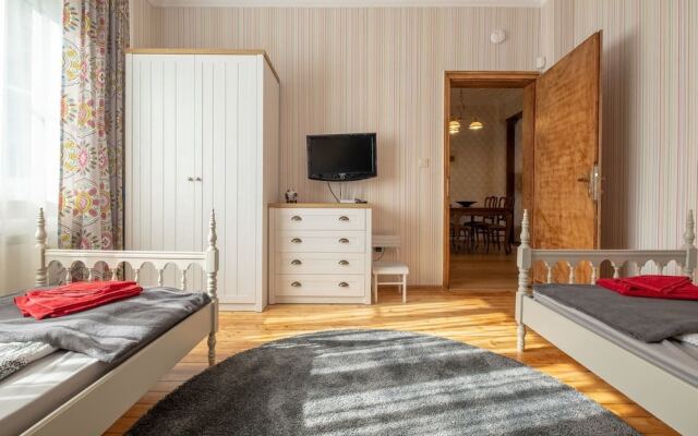 FM Deluxe 2-BDR Apartment - Artilcious