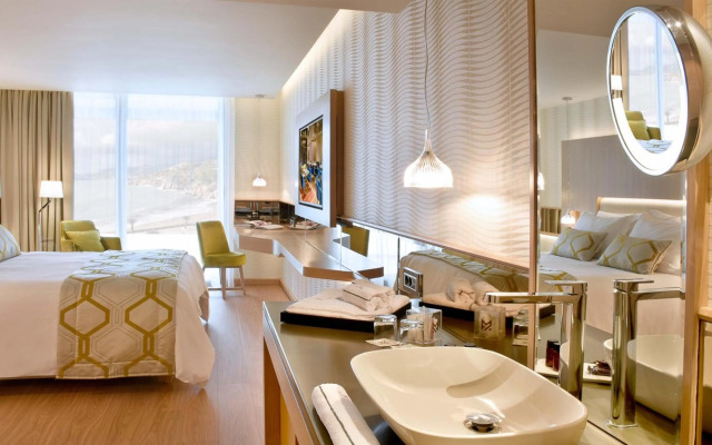 Maestral Resort & Casino