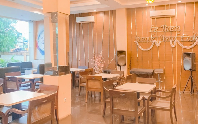 Urbanview Hotel Grand Permata In Banjarbaru by RedDoorz