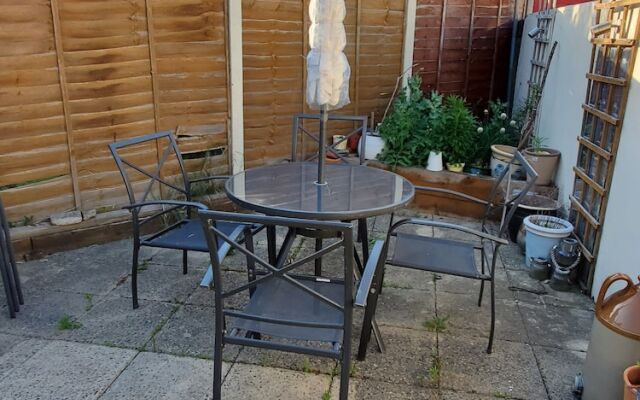 Stylish 3 bed house with Garden Free Parking