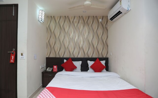 OYO 27725 Hotel Crown Plaza
