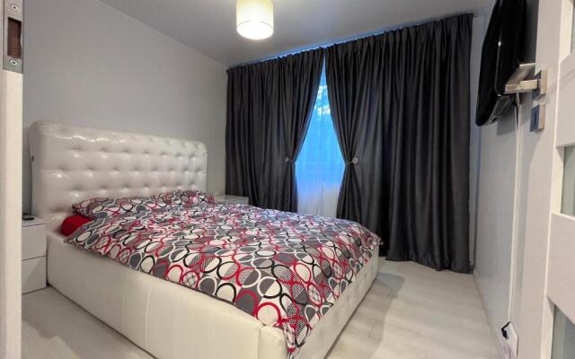 White & Silver Luxury Suite - Craiova
