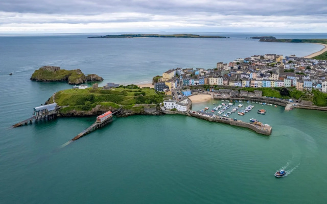 Tenby Studio Apartment - Stroll to Beach and Town