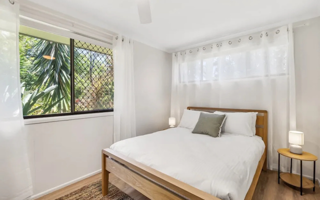 Family Home Near Cafes and Surf Beaches – Guest Rooms – Buddina