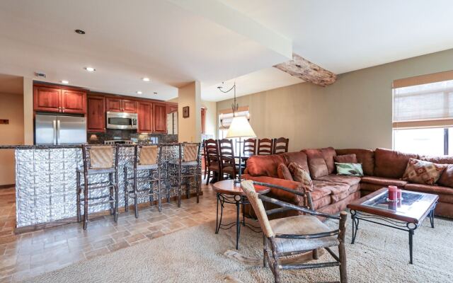 Silver Bear 22 Pet-Friendly, Cozy, Underground Parking, Walk to Canyon Lodge by RedAwning