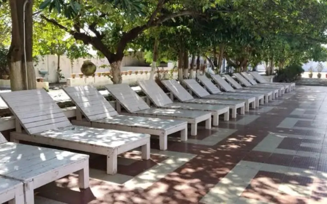 Etranger Resorts