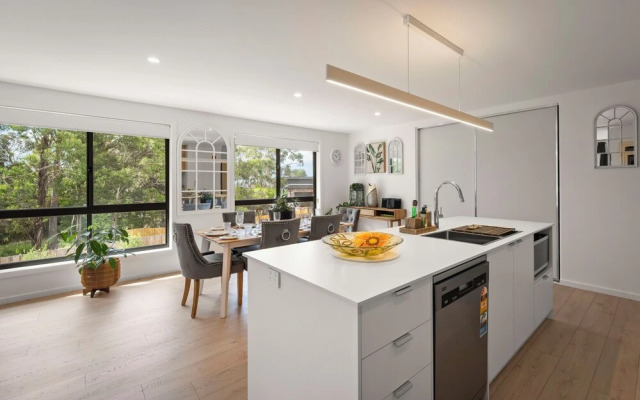 Gorgeous 4 Bedroom House - Blackmans Bay