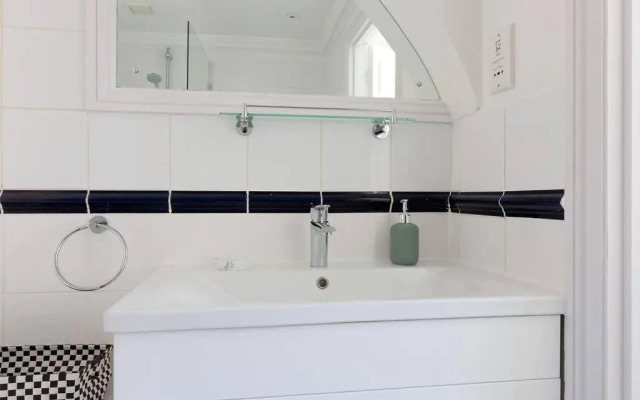 Spacious 3 bedroom flat with terrace