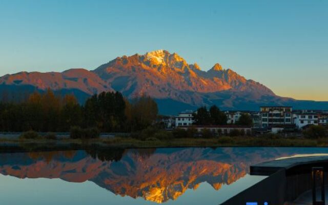 EARTHGAZE•STARSPANNG: 180-Degree Snow Mountain View Homestay (Lijiang Ancient Town Branch)