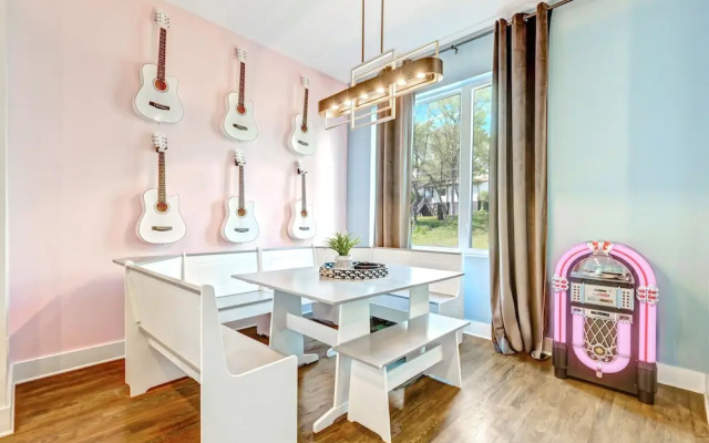 Elvis-themed 13 Beds Rooftop City Views