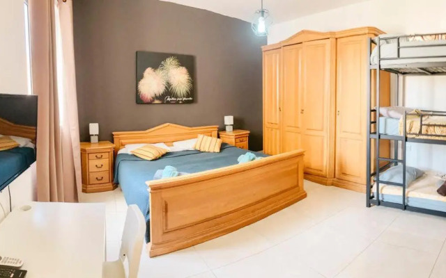XL Central Home - Sleeps 10 people
