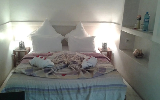 Riad White Flowers