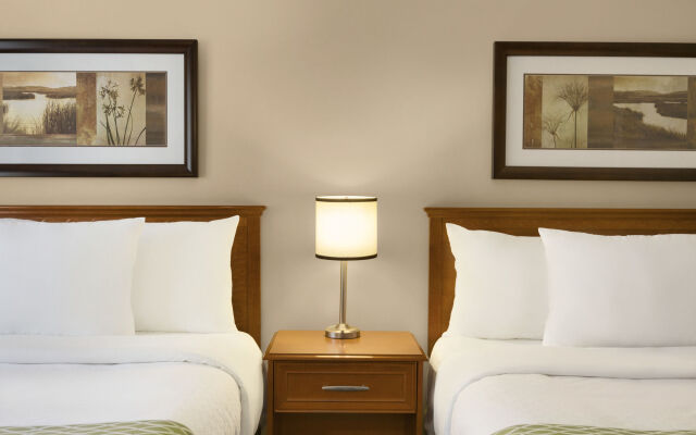 Colonial Square Inn & Suites