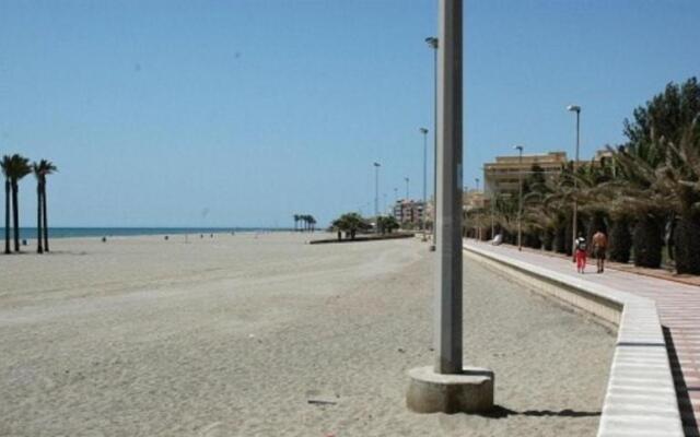 One-bedroom flat 200m from the beach