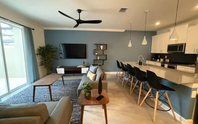 SL 4Br Walking Distance to Club
