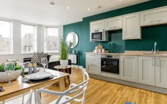 Luxurious 2-Bed Apt w/ Stunning Sea View & Parking