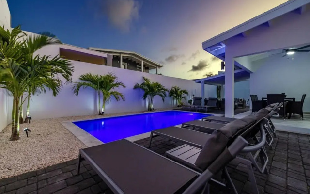 NEW 5BR Villa w Privatepool 3min to Eagle Beach