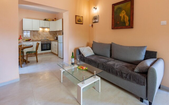 Beautiful Apartment in Sisan With Wifi and 2 Bedrooms