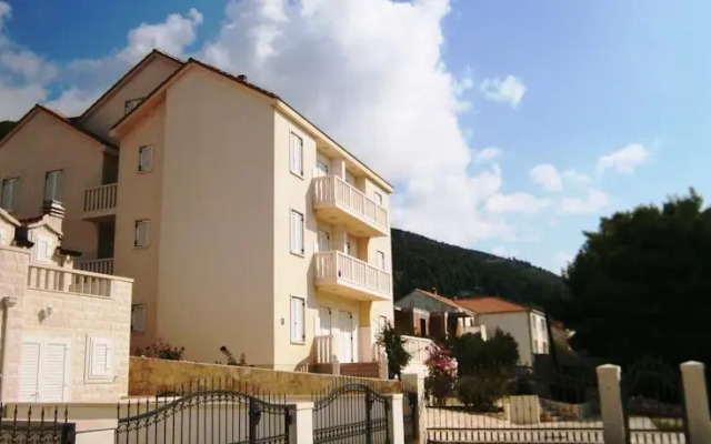 Sun House Apartments