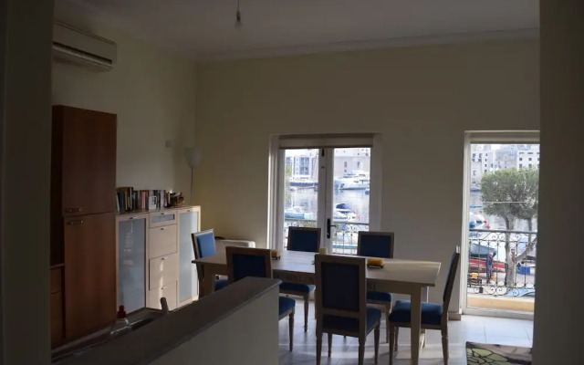 Senglea Seafront Apartment