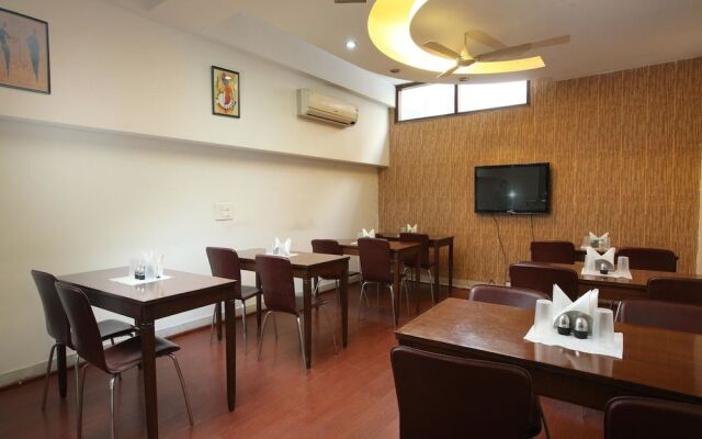 OYO 2216 Hotel Live Inn