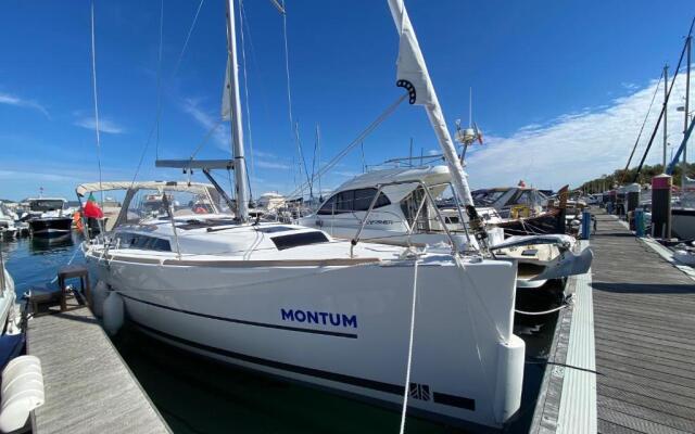 TROIA - Veleiro em marina