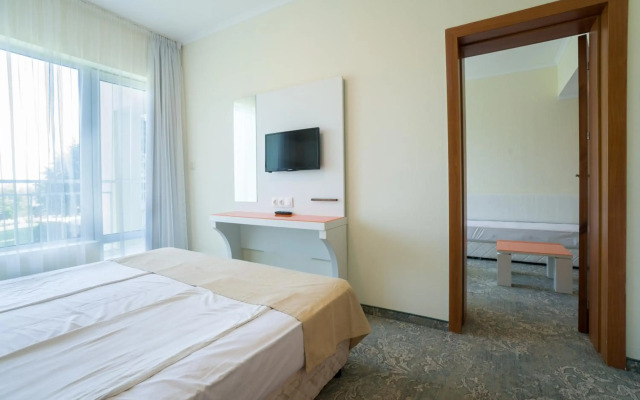 Perla Beach Hotel III