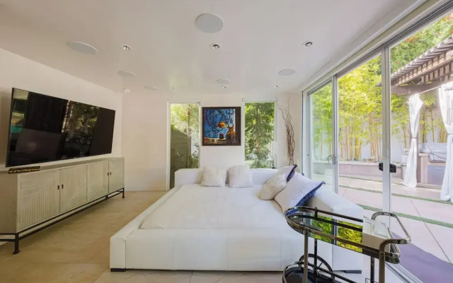 Zen Estate - Luxurious 5BR Beverly Hills Sanctuary With Pool & Canyon Views