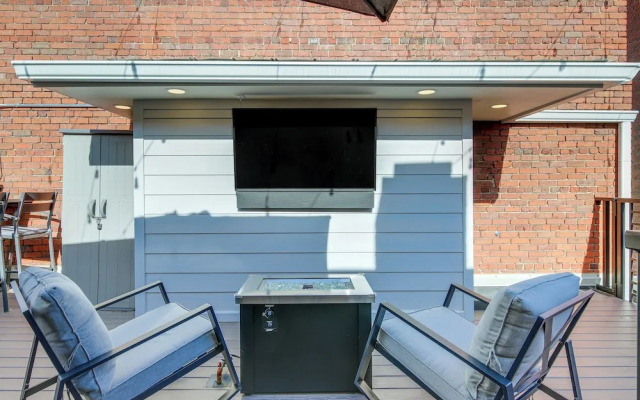 Stylish Dtwn Knoxville Condo w/ Rooftop Deck!