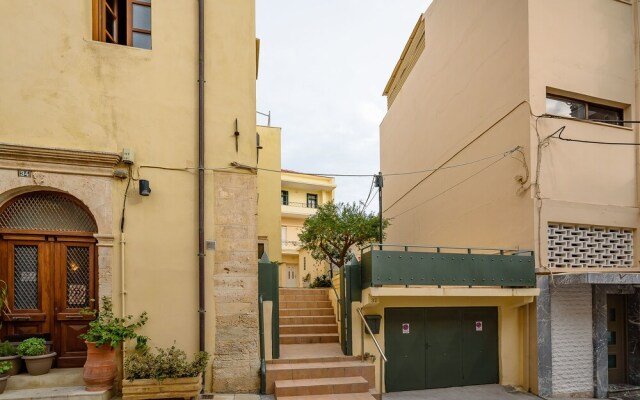 Heart of Old Town Cozy Home - Yard & Parking