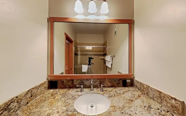 Spacious Snowbird Condo Unit Slopeside In Quiet Canyon Neighborhood