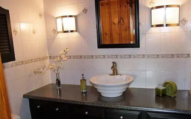 Duhamel Rock Cliff 3-Bedroom Waterfront Chalet