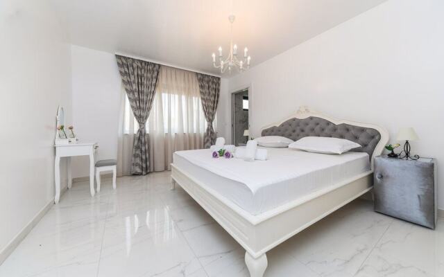 Beachfront Villa Baronessa with Pool