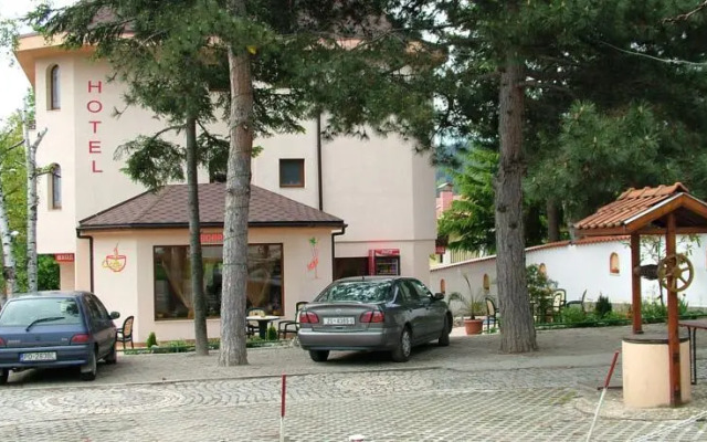 Family Hotel Emaly 1