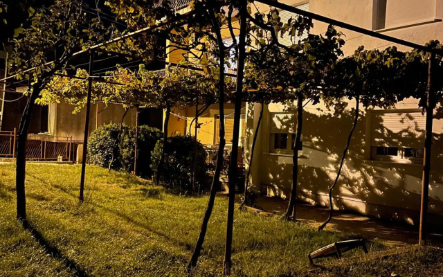 Entire spacious apartment with free parking