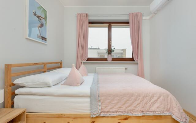 Gold & Blue Apartment Warsaw by Renters