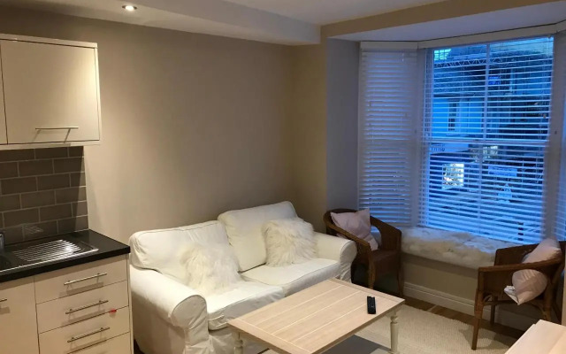 1 Lisburne House