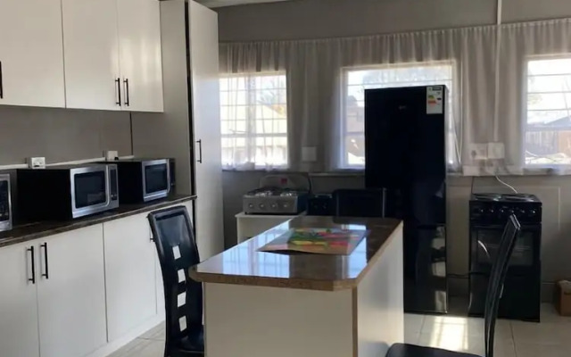 Golden gate guesthouse 0787391431