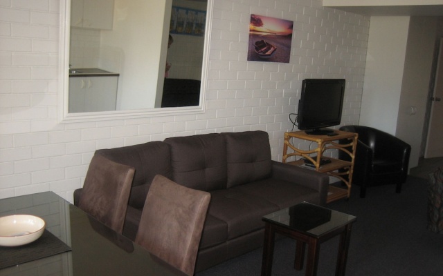 Regency Waterfront Motel – Guest Rooms – Noosaville