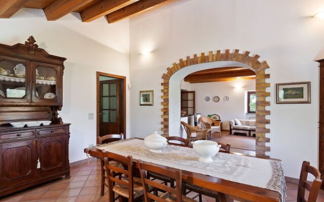 Delightful Villa in Varano with Fireplace