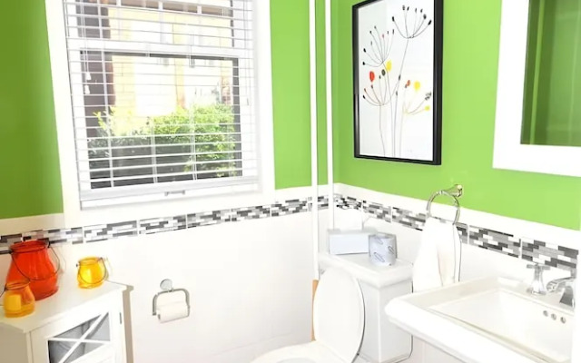 Aunt Beas Bungalow - Right in Town!