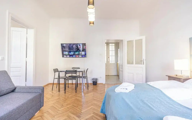 Chic 2BR Retreat Near Belvedere Palace