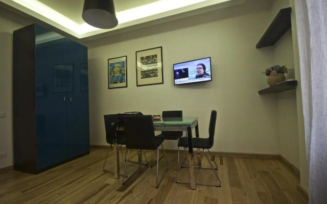 Piramide House