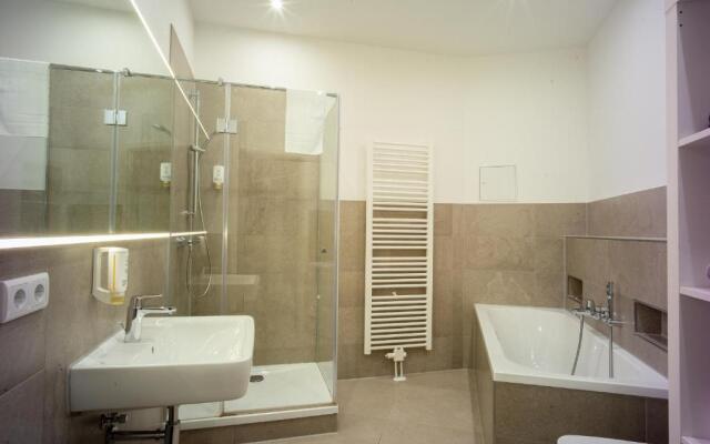 Leipzig-Suites No.12 4 Zimmer Apartment und Balkon