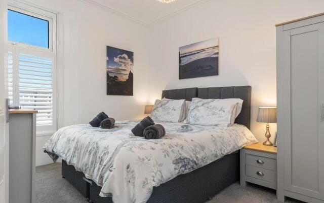 Caldey Bay Apartment - Lovely Sea Views