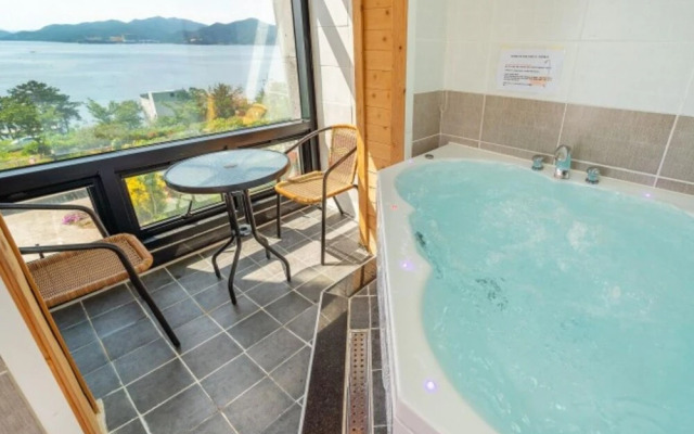 Geoje Sea and Blue Pool Villa