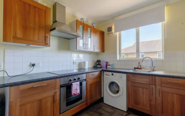 Homely 1 Bedroom Apartment in Beckton With Parking
