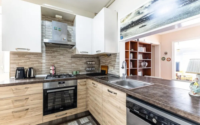 Spacious Flat w Balcony 3 min to Kadikoy Square
